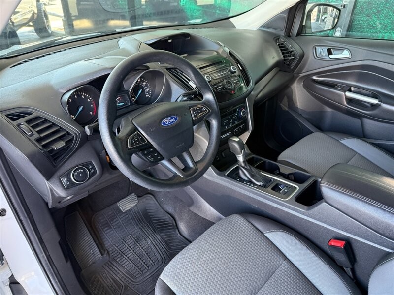 Ford Escape Vehicle Full-screen Gallery Image 16