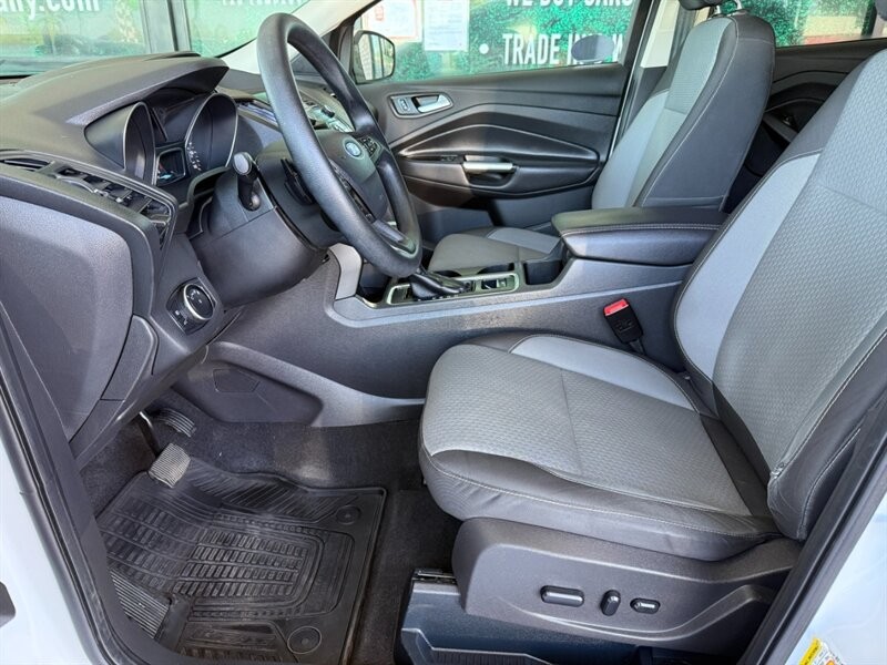 Ford Escape Vehicle Full-screen Gallery Image 17