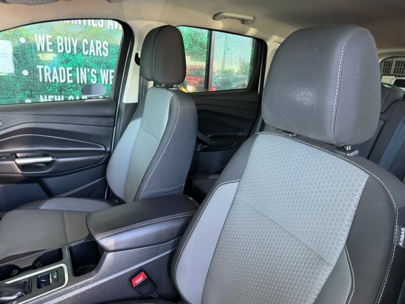 Ford Escape Vehicle Full-screen Gallery Image 18