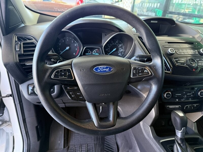 Ford Escape Vehicle Full-screen Gallery Image 20