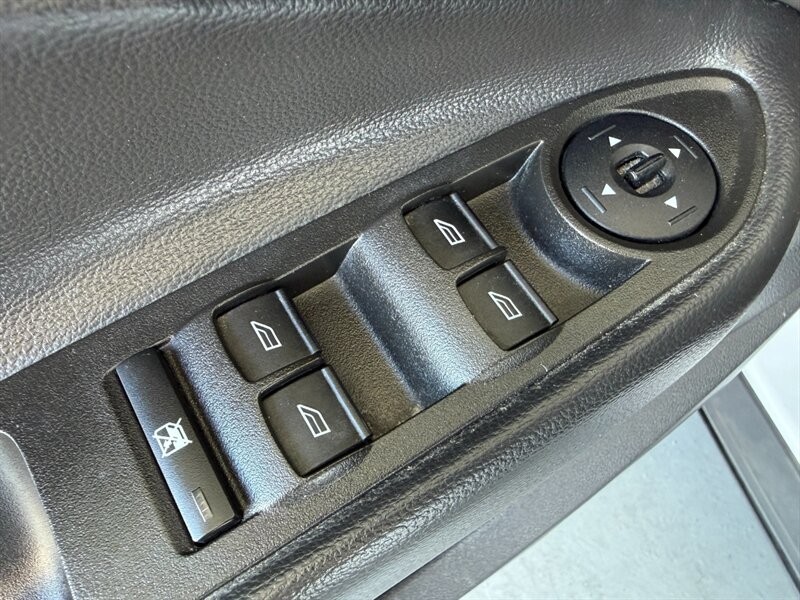 Ford Escape Vehicle Full-screen Gallery Image 24