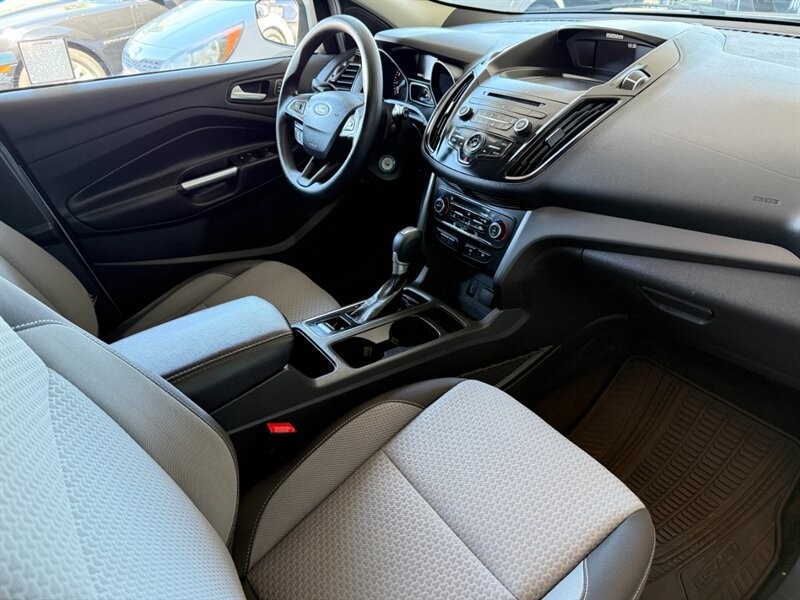 Ford Escape Vehicle Full-screen Gallery Image 27