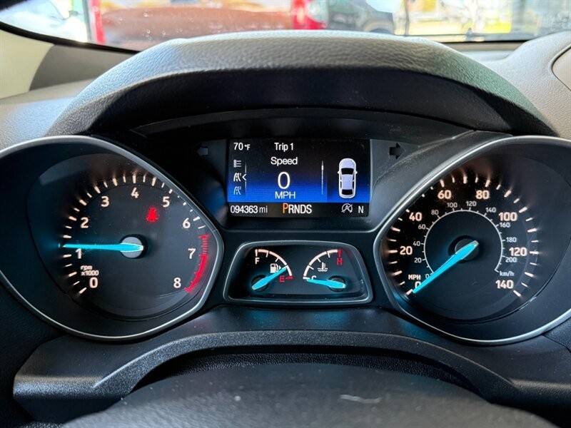 Ford Escape Vehicle Full-screen Gallery Image 29
