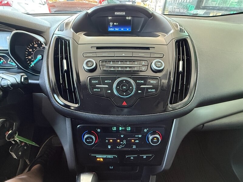 Ford Escape Vehicle Full-screen Gallery Image 30