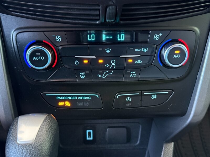 Ford Escape Vehicle Full-screen Gallery Image 33