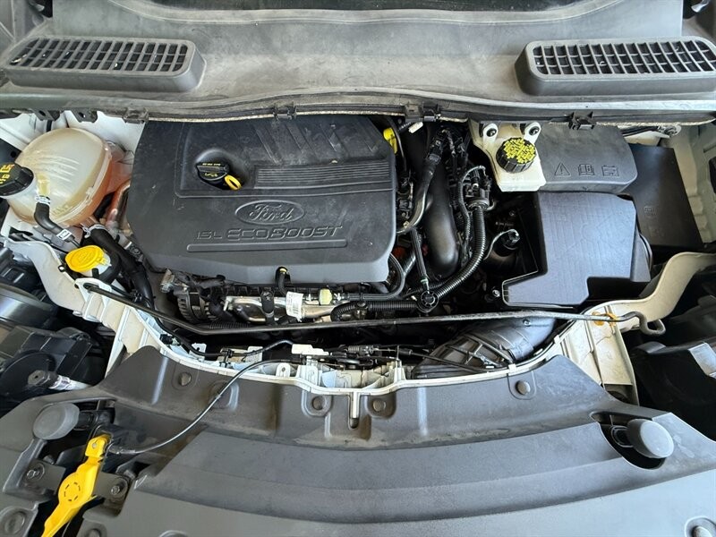 Ford Escape Vehicle Full-screen Gallery Image 36
