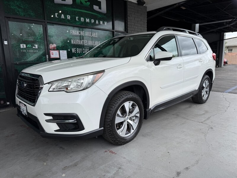 Subaru Ascent Vehicle Full-screen Gallery Image 01