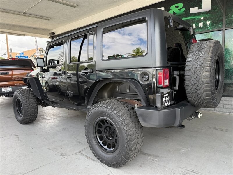 Jeep Wrangler Unlimited Vehicle Full-screen Gallery Image 06
