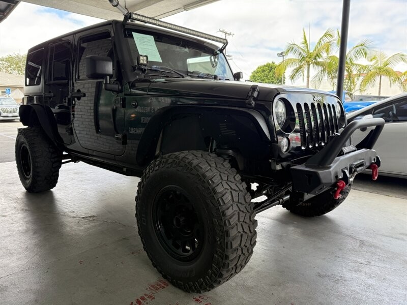 Jeep Wrangler Unlimited Vehicle Full-screen Gallery Image 08