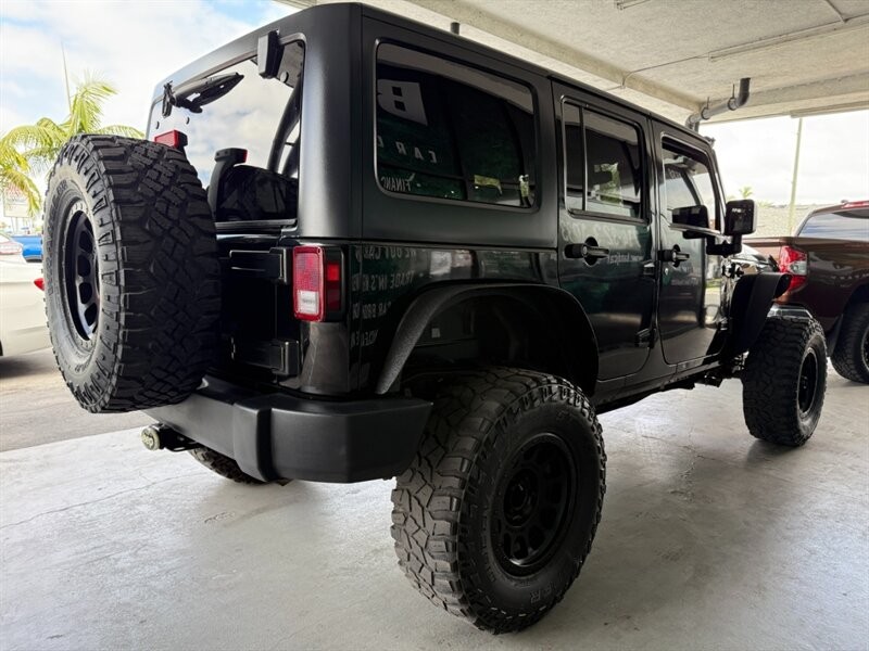 Jeep Wrangler Unlimited Vehicle Full-screen Gallery Image 10