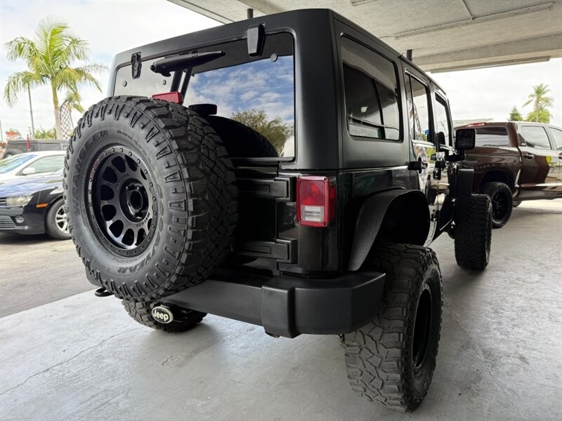 Jeep Wrangler Unlimited Vehicle Full-screen Gallery Image 11