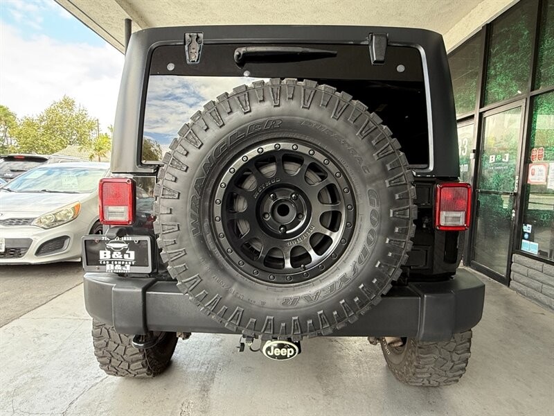 Jeep Wrangler Unlimited Vehicle Full-screen Gallery Image 14
