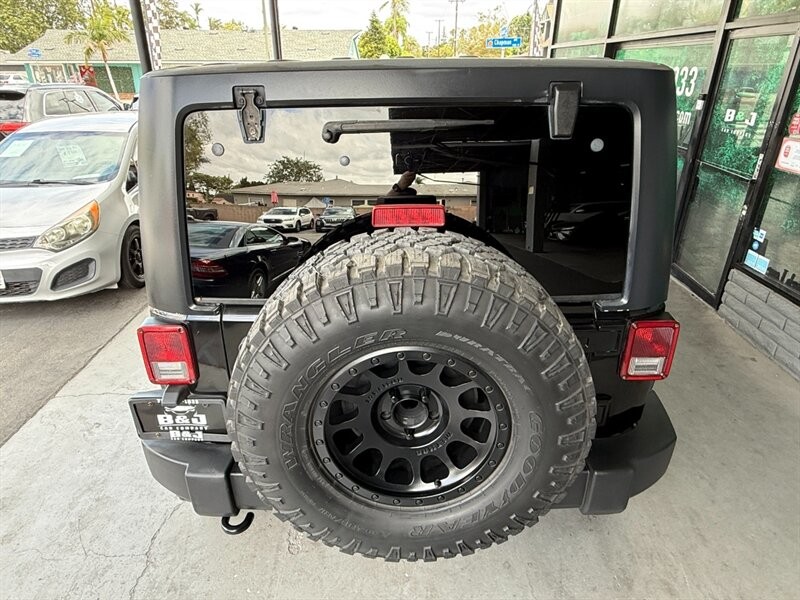 Jeep Wrangler Unlimited Vehicle Full-screen Gallery Image 15
