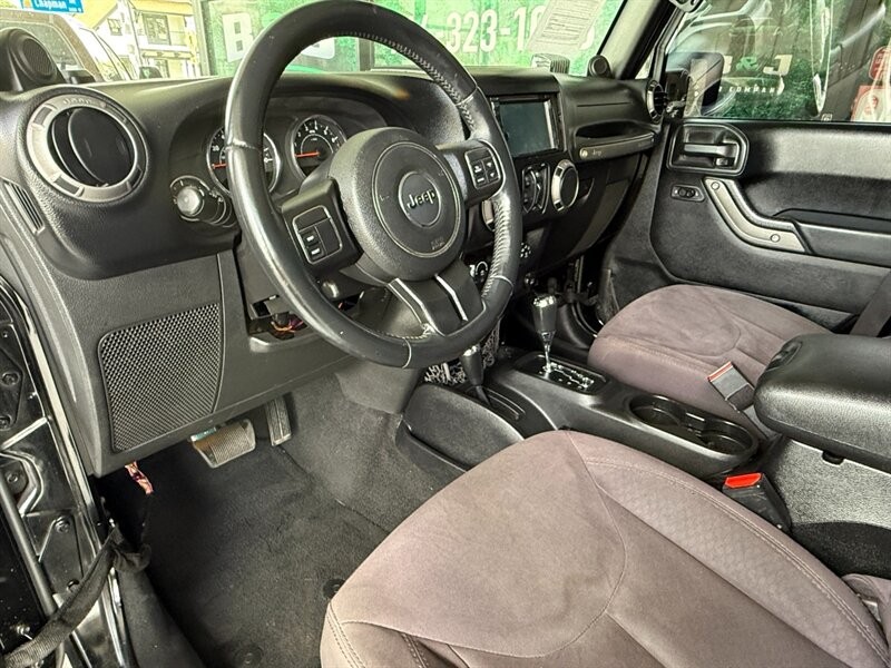 Jeep Wrangler Unlimited Vehicle Full-screen Gallery Image 18