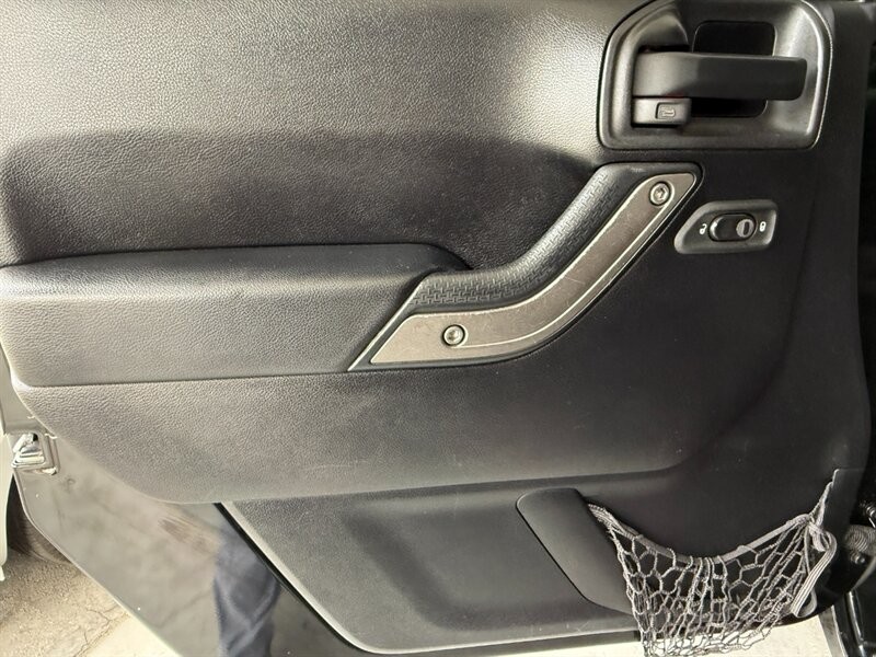 Jeep Wrangler Unlimited Vehicle Full-screen Gallery Image 23