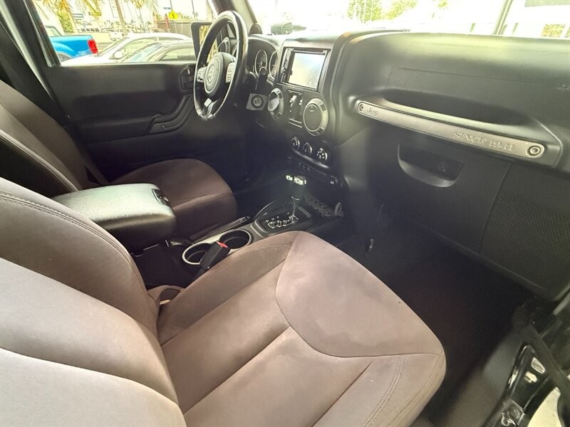 Jeep Wrangler Unlimited Vehicle Full-screen Gallery Image 25