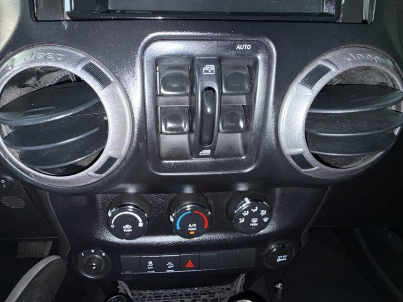 Jeep Wrangler Unlimited Vehicle Full-screen Gallery Image 30