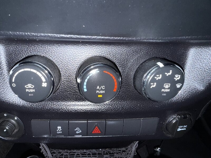 Jeep Wrangler Unlimited Vehicle Full-screen Gallery Image 31