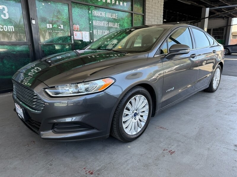 Ford Fusion Vehicle Full-screen Gallery Image 01