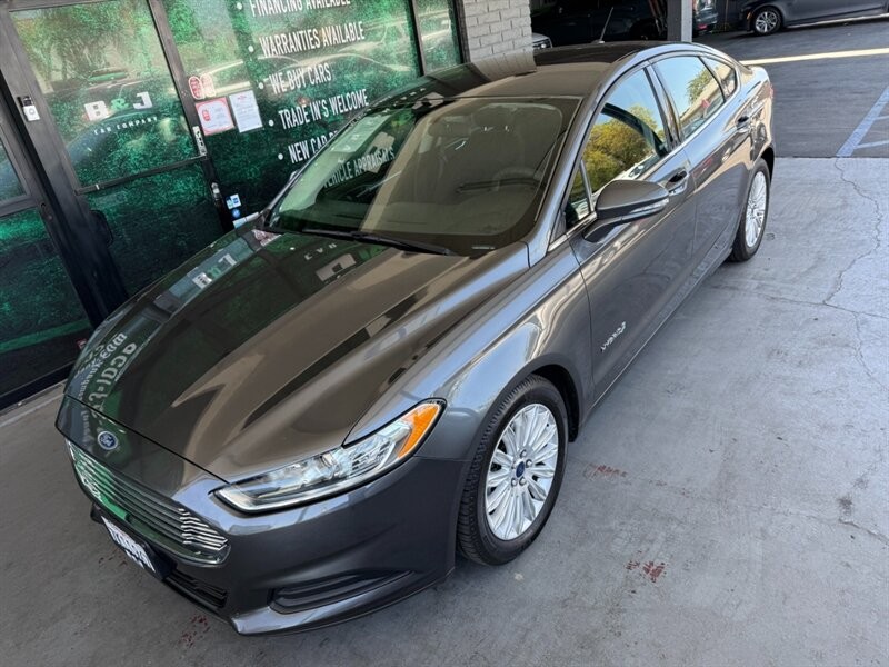 Ford Fusion Vehicle Full-screen Gallery Image 02