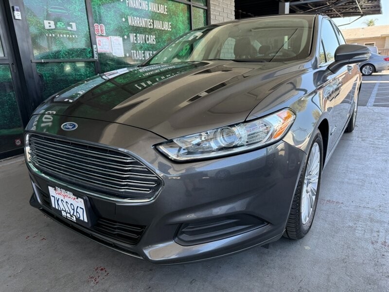 Ford Fusion Vehicle Full-screen Gallery Image 03