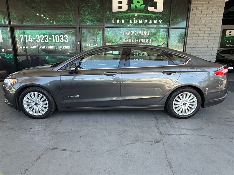 Ford Fusion Vehicle Full-screen Gallery Image 04