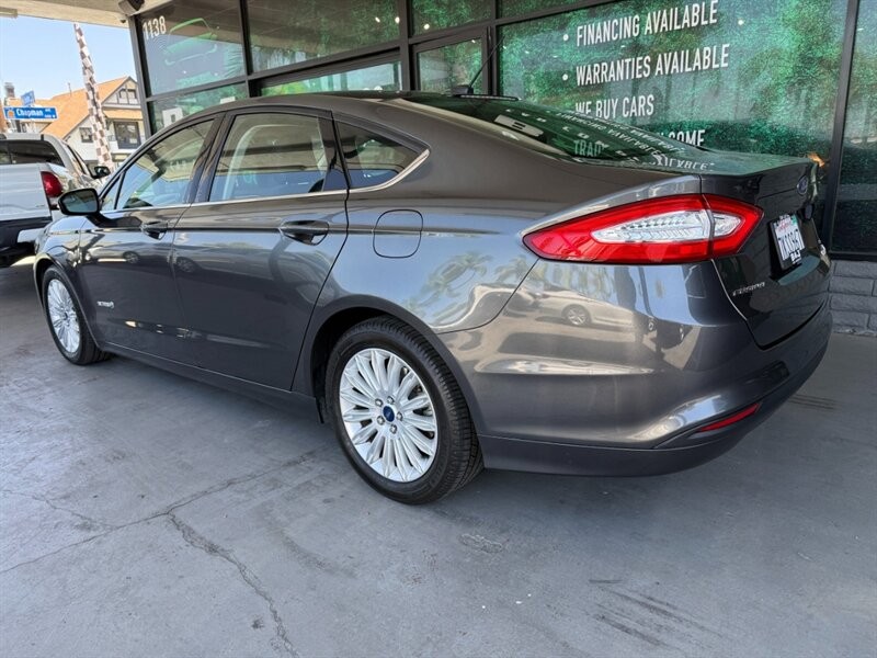 Ford Fusion Vehicle Full-screen Gallery Image 06