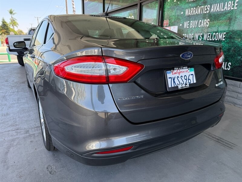 Ford Fusion Vehicle Full-screen Gallery Image 07