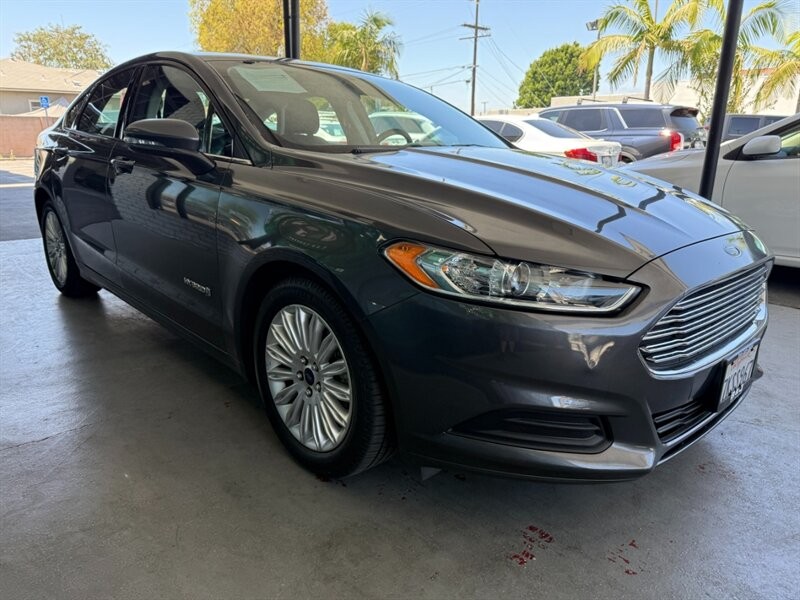 Ford Fusion Vehicle Full-screen Gallery Image 08