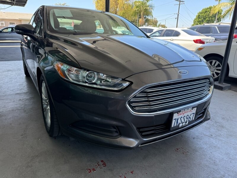 Ford Fusion Vehicle Full-screen Gallery Image 09