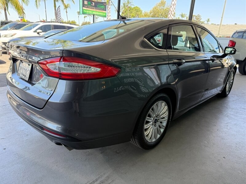 Ford Fusion Vehicle Full-screen Gallery Image 10