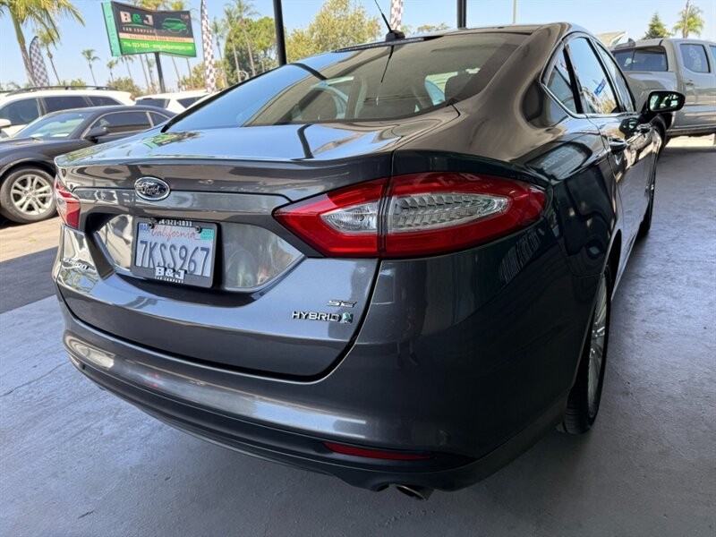 Ford Fusion Vehicle Full-screen Gallery Image 11