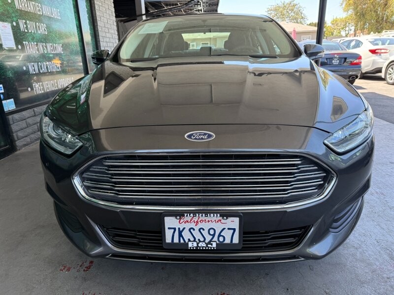 Ford Fusion Vehicle Full-screen Gallery Image 12