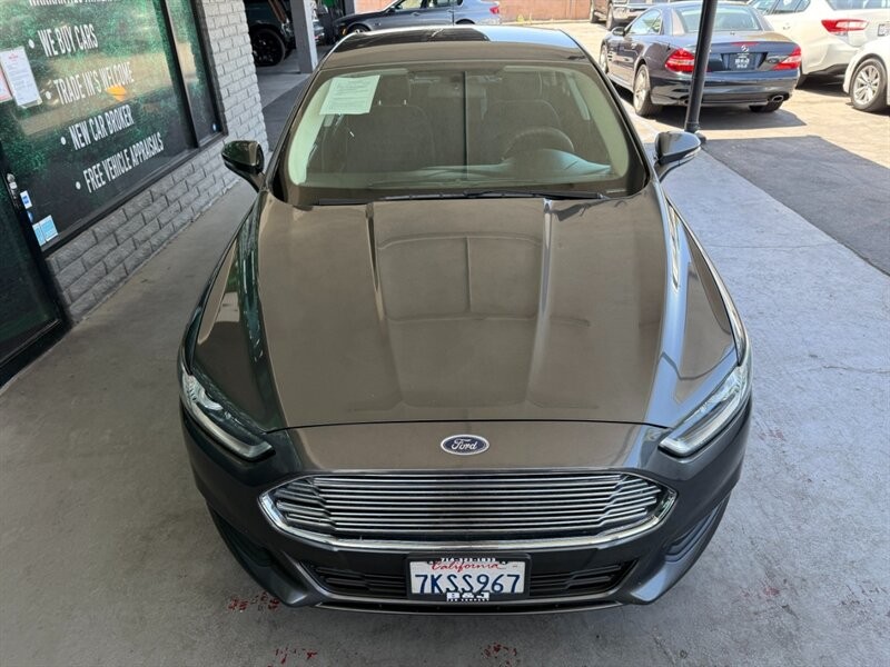 Ford Fusion Vehicle Full-screen Gallery Image 13
