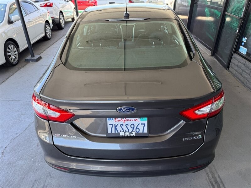 Ford Fusion Vehicle Full-screen Gallery Image 15