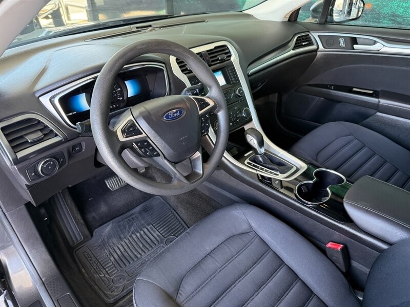 Ford Fusion Vehicle Full-screen Gallery Image 16