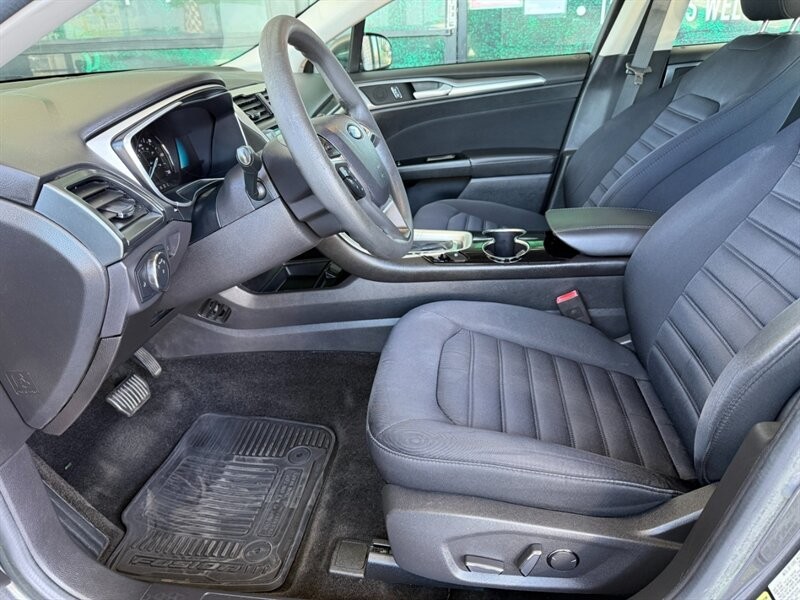 Ford Fusion Vehicle Full-screen Gallery Image 17