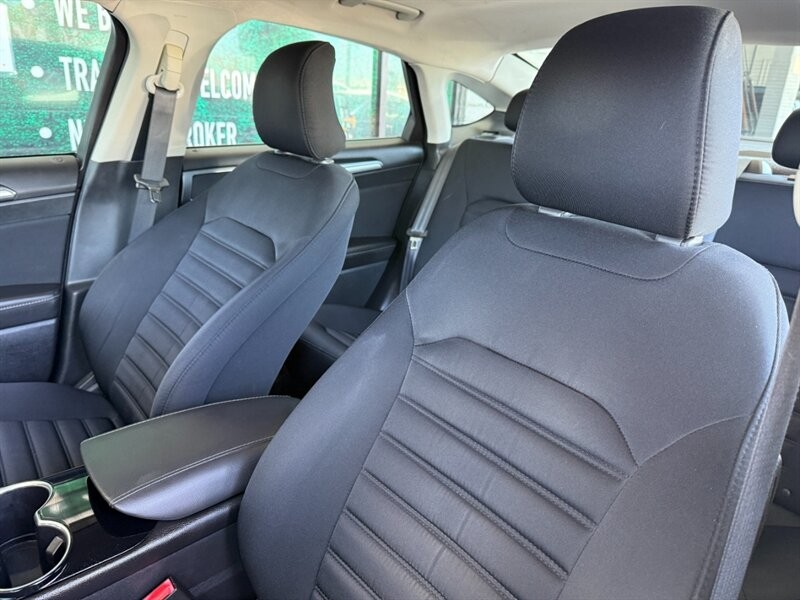 Ford Fusion Vehicle Full-screen Gallery Image 18