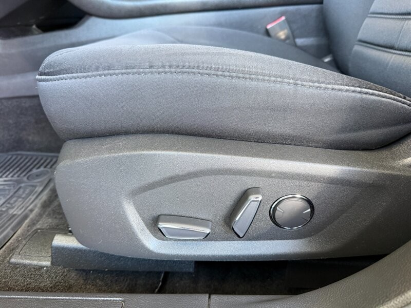 Ford Fusion Vehicle Full-screen Gallery Image 19