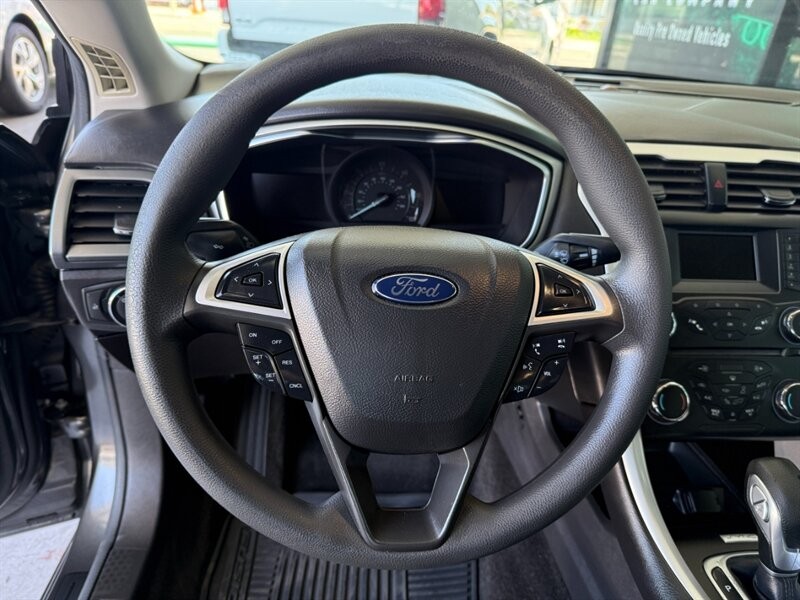 Ford Fusion Vehicle Full-screen Gallery Image 20