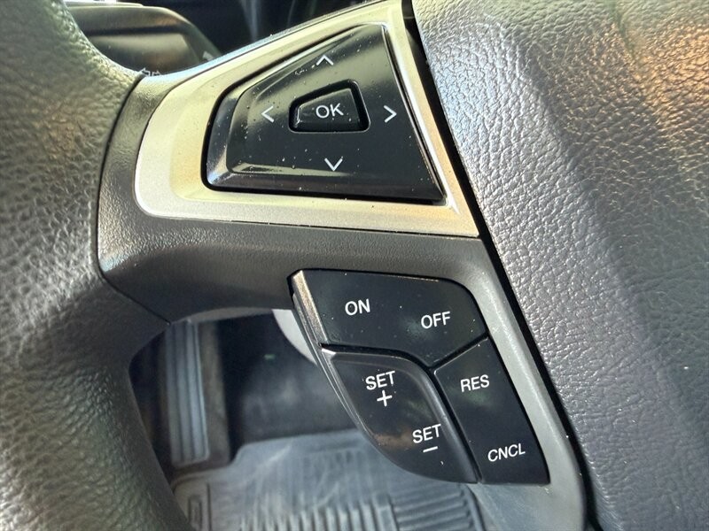 Ford Fusion Vehicle Full-screen Gallery Image 21