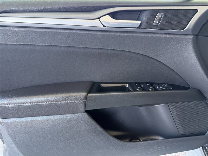 Ford Fusion Vehicle Full-screen Gallery Image 23