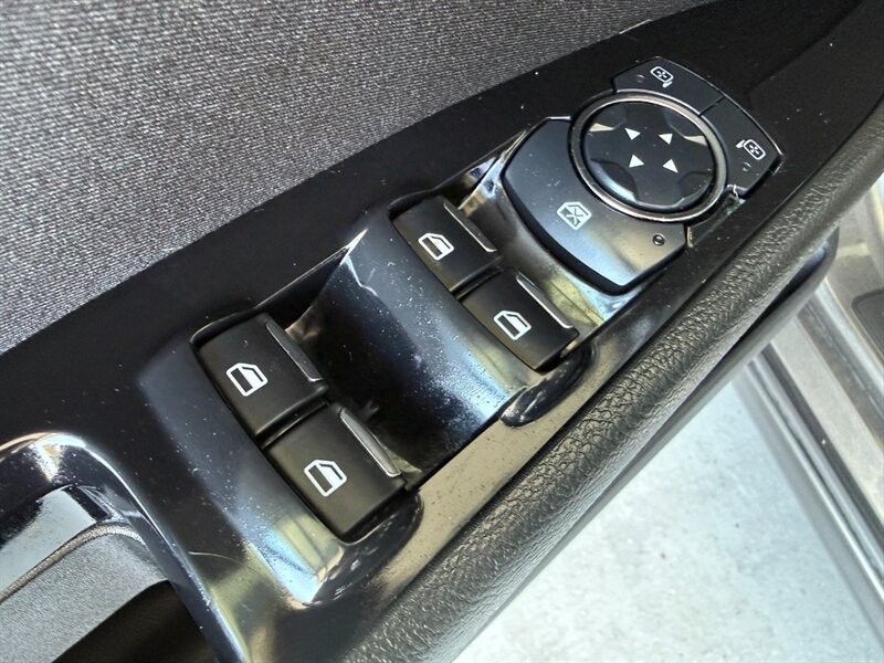Ford Fusion Vehicle Full-screen Gallery Image 24