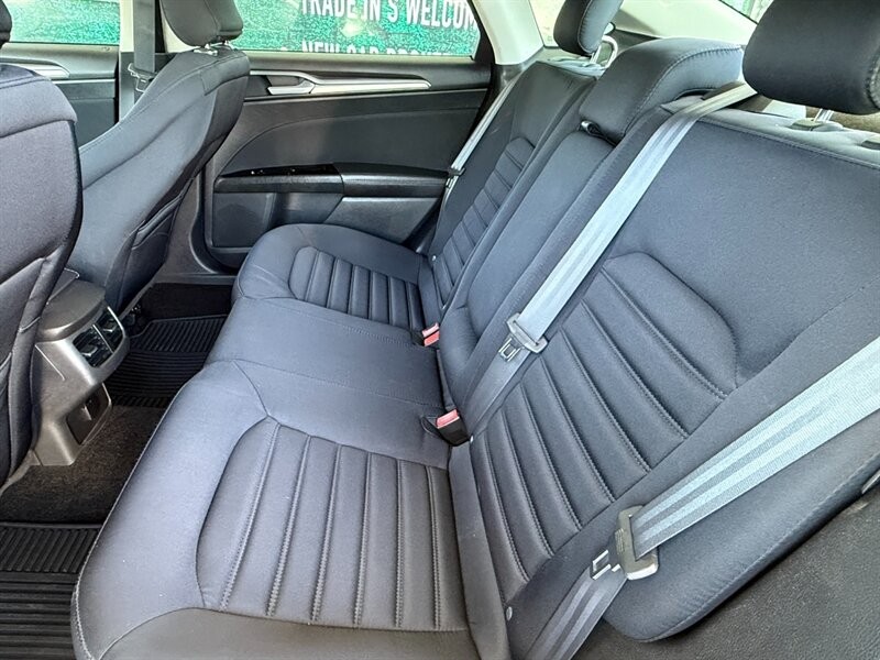 Ford Fusion Vehicle Full-screen Gallery Image 25