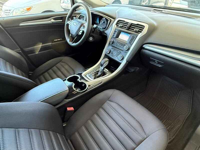 Ford Fusion Vehicle Full-screen Gallery Image 26