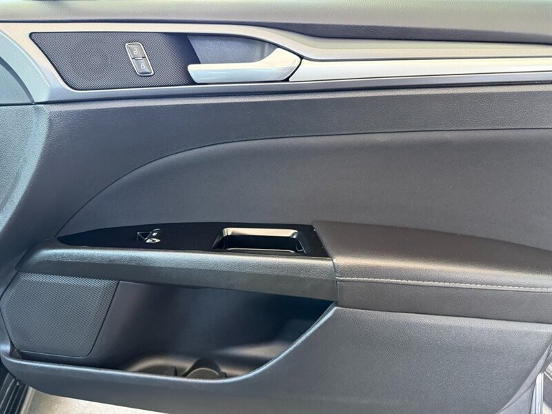Ford Fusion Vehicle Full-screen Gallery Image 27
