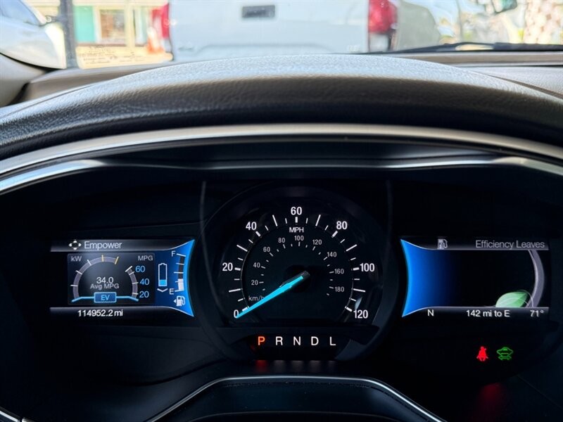 Ford Fusion Vehicle Full-screen Gallery Image 29