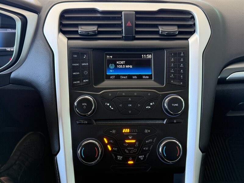 Ford Fusion Vehicle Full-screen Gallery Image 30