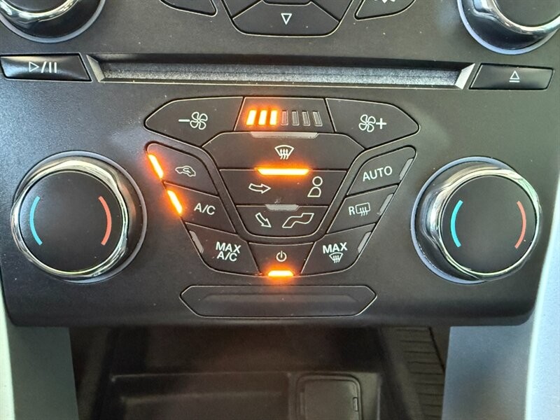 Ford Fusion Vehicle Full-screen Gallery Image 33