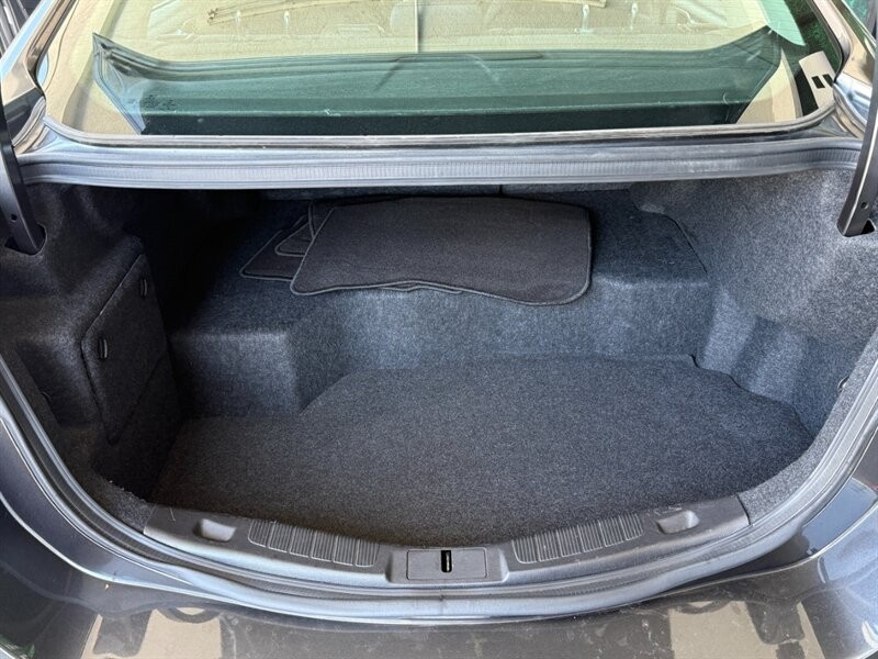 Ford Fusion Vehicle Full-screen Gallery Image 35